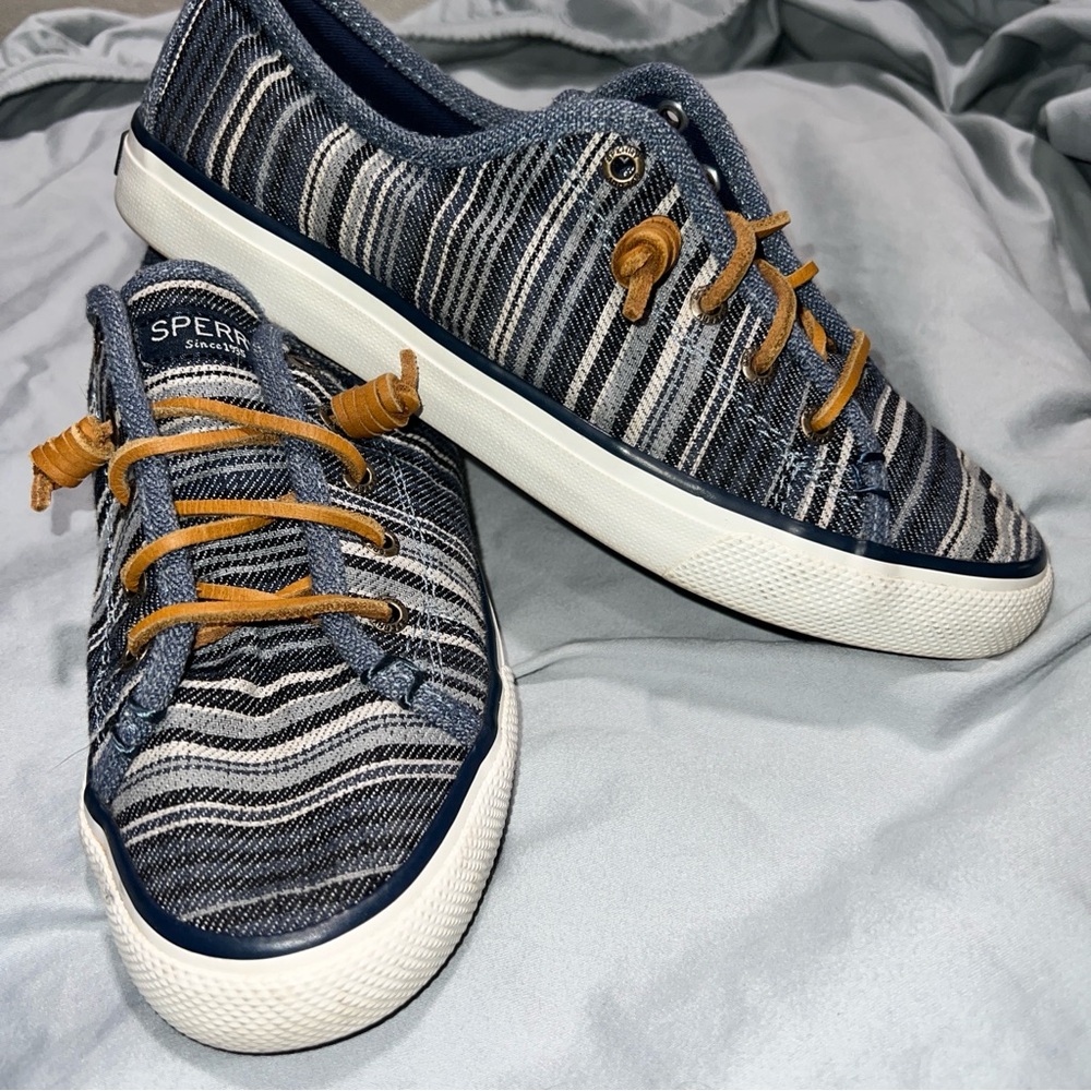 Sperry sz 7.5 Navy Striped denim Sneakers with Brown Laces